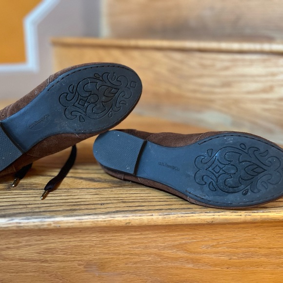 Gorgeous Brown Suede Oxfords! - Picture 5 of 8